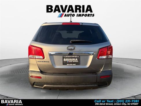 Used 2012 Kia Sorento LX w/ Third Row Pkg FWD image 4
