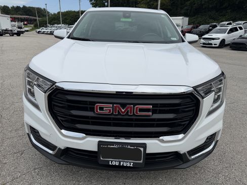 Used 2024 GMC Terrain SLE FWD image 2