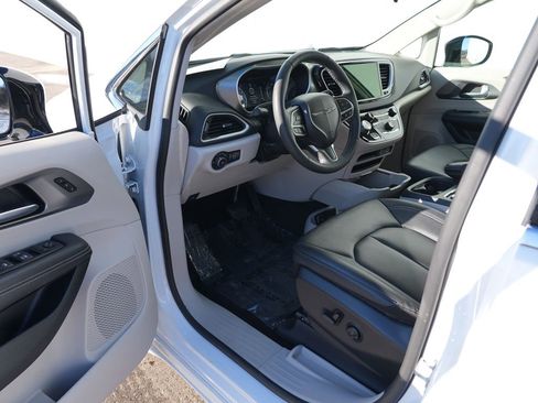 Used 2024 Chrysler Pacifica Touring-L image 13