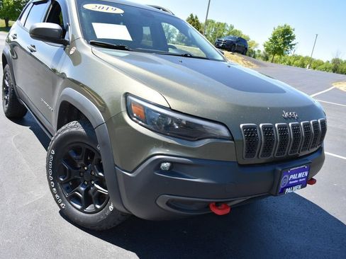 Used 2019 Jeep Cherokee Trailhawk w/ Comfort/Convenience Group AWD/4WD image 2