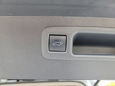 Used 2021 Toyota Highlander XLE AWD/4WD image 18