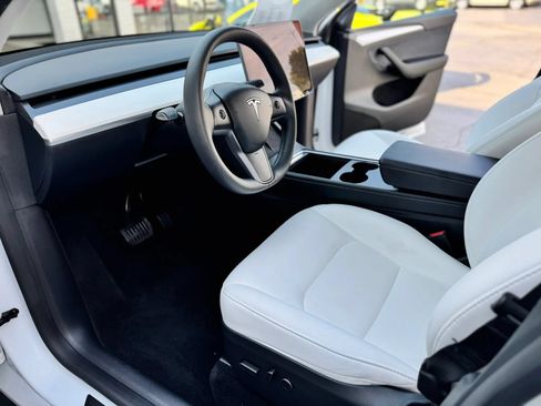 Used 2023 Tesla Model Y Long Range AWD/4WD image 9