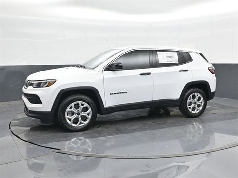 Used 2025 Jeep Compass Sport image 9