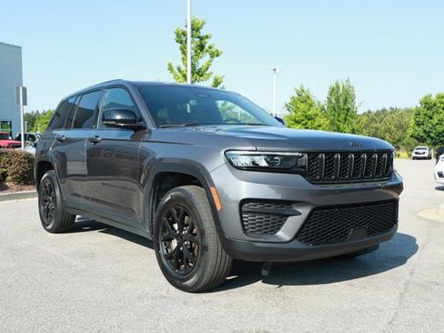 Used 2024 Jeep Grand Cherokee Altitude AWD/4WD image 3