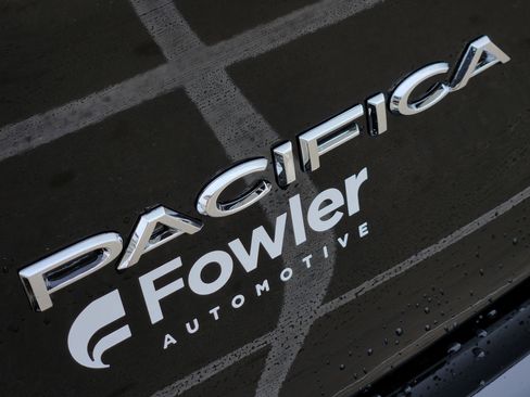 New 2026 Chrysler Pacifica Limited image 7