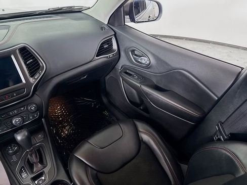 Used 2020 Jeep Cherokee Trailhawk w/ Technology Group image 22