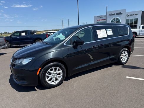 Used 2017 Chrysler Pacifica Touring FWD image 1