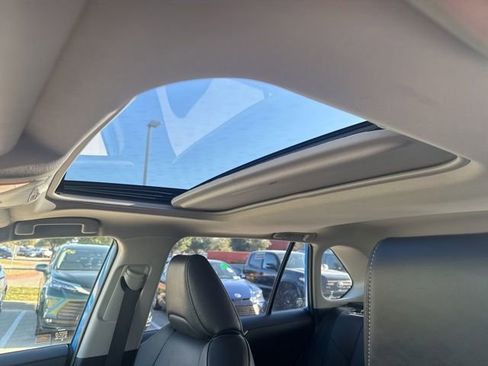 Used 2021 Toyota RAV4 XLE Premium image 10