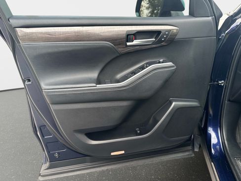 Used 2023 Toyota Highlander Platinum FWD image 17