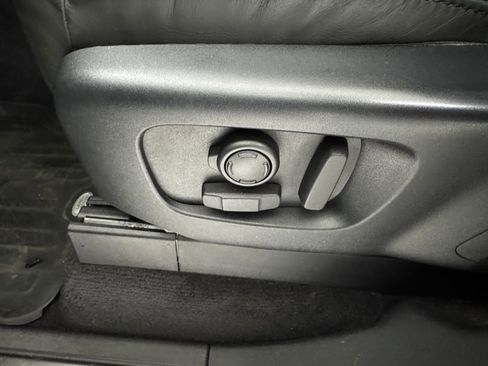 Used 2017 Land Rover Discovery HSE image 28