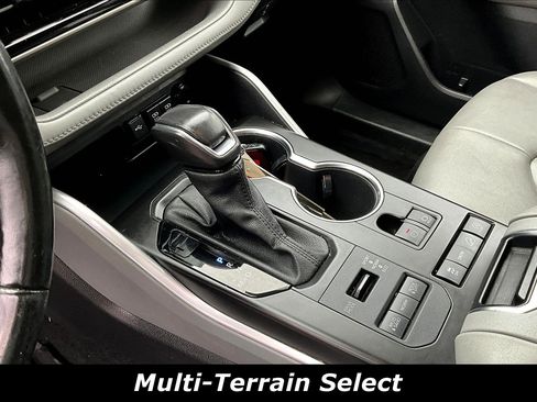 Used 2021 Toyota Highlander XLE image 18