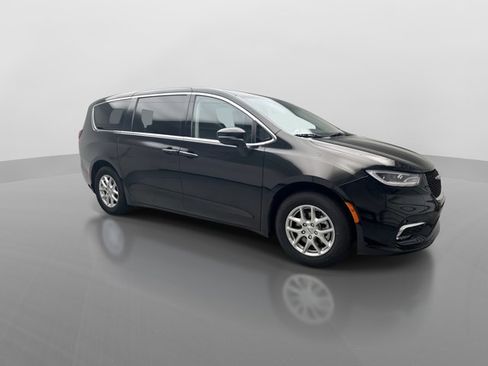 Used 2023 Chrysler Pacifica Touring-L FWD image 7