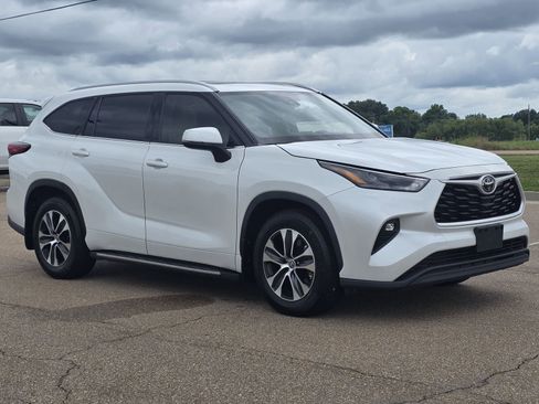 Used 2022 Toyota Highlander XLE FWD image 3