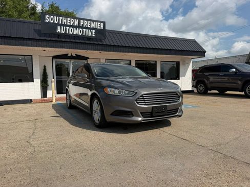Used 2014 Ford Fusion SE FWD image 3