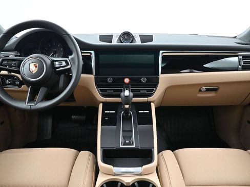 Certified 2026 Porsche Macan AWD/4WD image 9