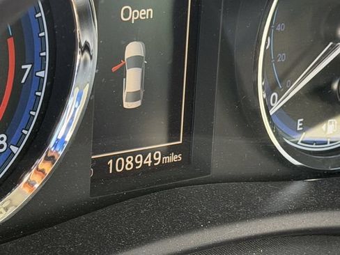 Used 2018 Toyota Corolla SE FWD image 8