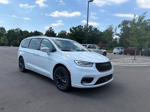 Used 2022 Chrysler Pacifica Touring-L w/ Uconnect Theater Family Group AWD/4WD image 8
