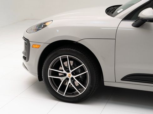 Certified 2025 Porsche Macan image 11