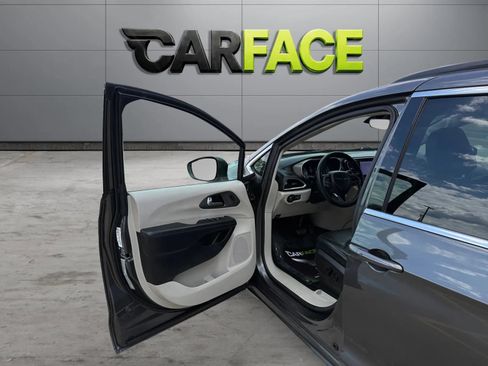 Used 2022 Chrysler Pacifica Touring-L FWD image 15