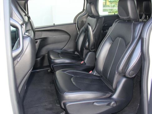 Used 2020 Chrysler Pacifica Touring-L w/ S Appearance Package FWD image 24