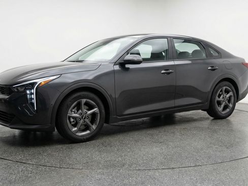 Used 2025 Kia K4 LXS image 3