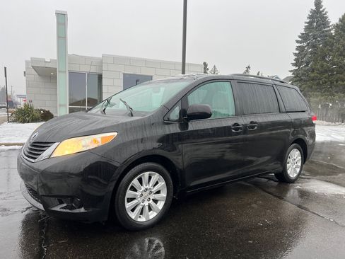 Used 2012 Toyota Sienna LE image 3