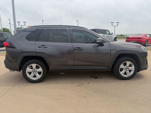 Used 2019 Toyota RAV4 XLE FWD image 6