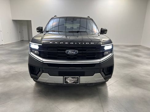 Used 2025 Ford Expedition Max Platinum AWD/4WD image 3