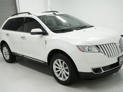 Used 2013 Lincoln MKX FWD image 3