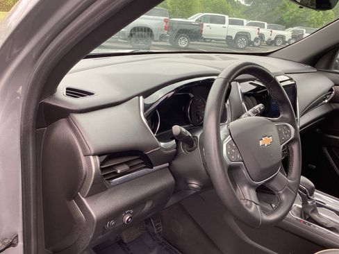 Used 2023 Chevrolet Traverse Premier FWD image 9