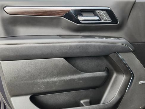 Used 2025 Chevrolet Suburban Premier RWD image 22