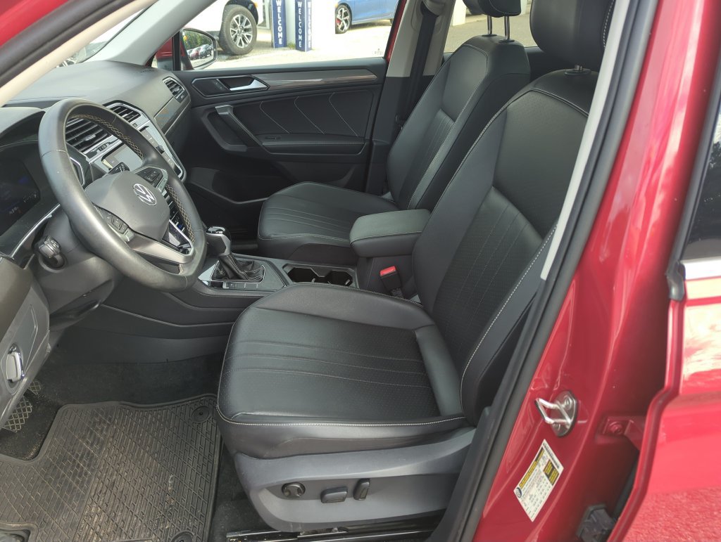 Used 2023 Volkswagen Tiguan SE w/ Panoramic Sunroof Package FWD image 12