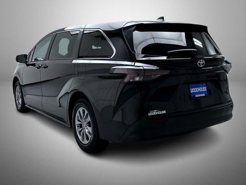 Used 2026 Toyota Sienna LE FWD image 7