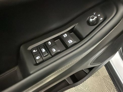 Used 2023 Jeep Grand Cherokee Laredo AWD/4WD image 12