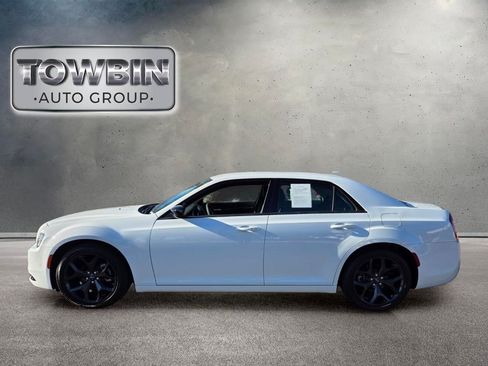 Used 2023 Chrysler 300 Touring w/ Safetytec Plus Group RWD image 6