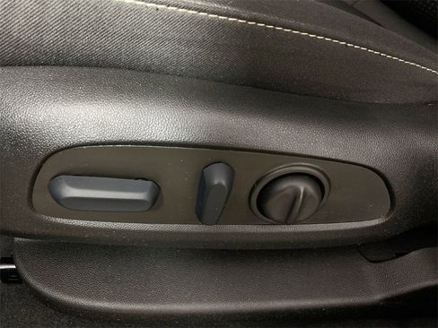 Used 2023 GMC Acadia SLE w/ Driver Convenience Package image 12