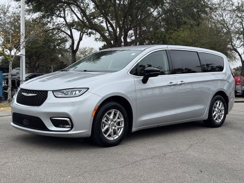 Used 2024 Chrysler Pacifica Touring-L image 2