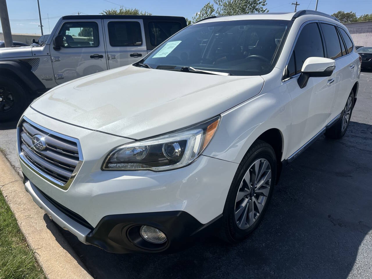 Used 2017 Subaru Outback 3.6R Touring AWD/4WD image 3