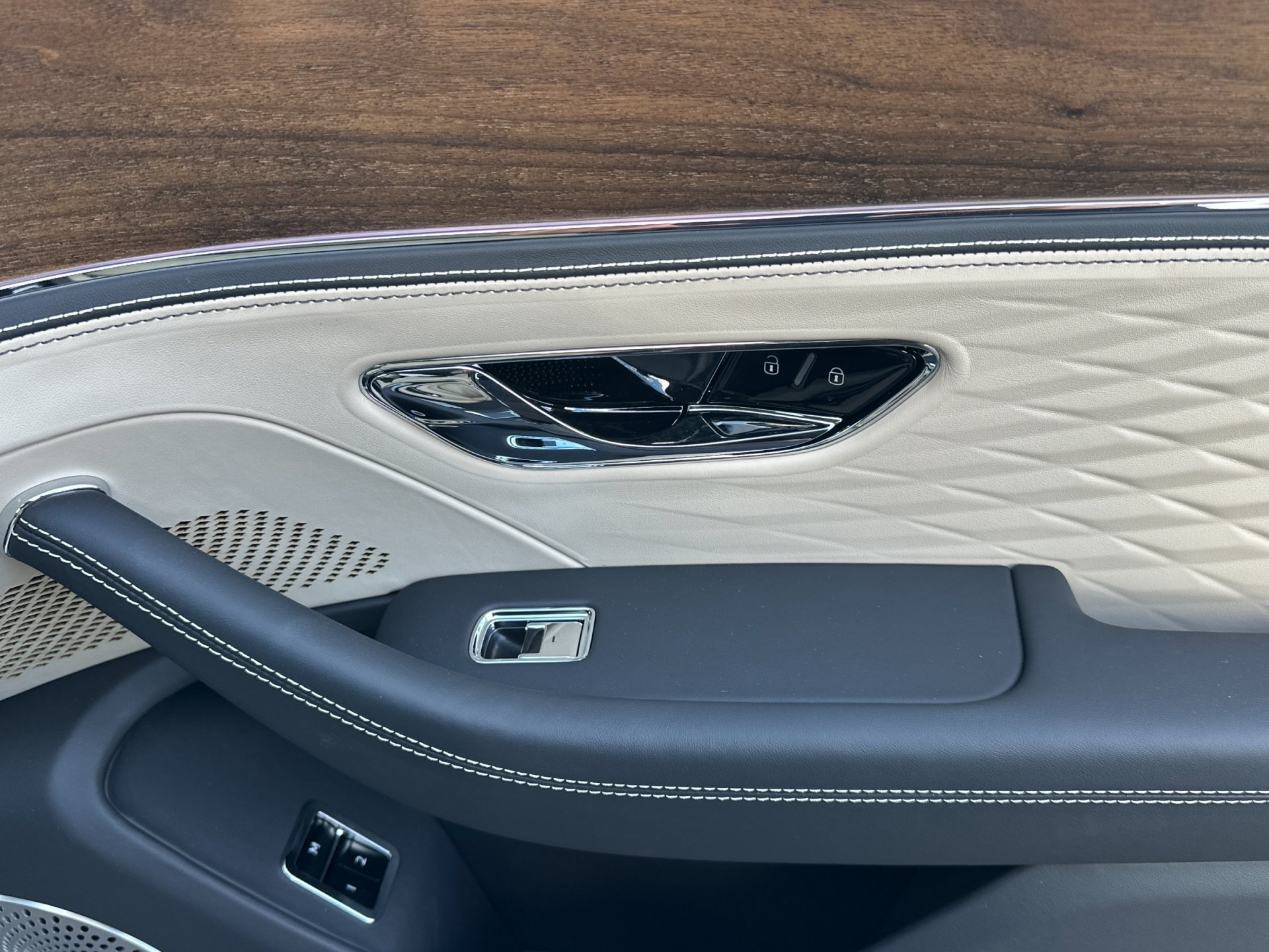 Used 2026 Bentley Flying Spur V8 AWD/4WD image 17