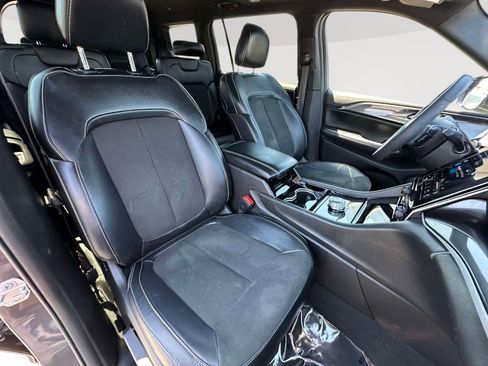 Used 2023 Jeep Grand Cherokee L Laredo AWD/4WD image 17