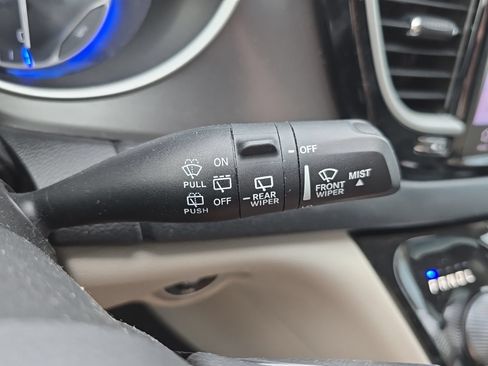 Used 2023 Chrysler Pacifica Touring-L FWD image 23