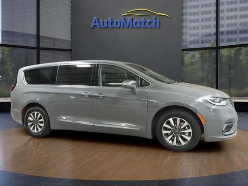Used 2022 Chrysler Pacifica Limited FWD image 14