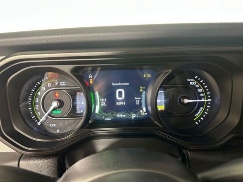 Used 2025 Jeep Wrangler Unlimited Sahara w/ Safety Group AWD/4WD image 29