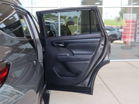 Used 2022 Toyota Highlander XLE FWD image 42