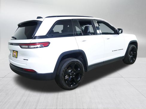Used 2024 Jeep Grand Cherokee Limited w/ Black Appearance Package AWD/4WD image 7