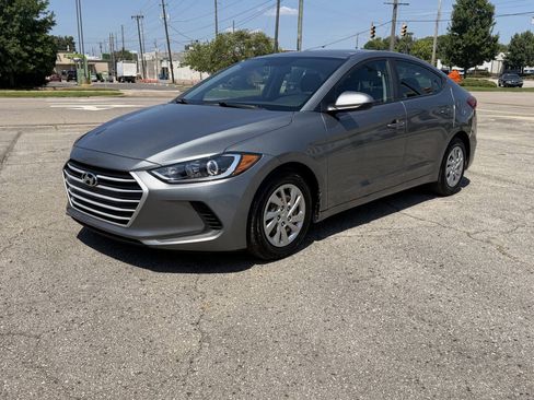 Used 2018 Hyundai Elantra SE w/ Cargo Package FWD image 2