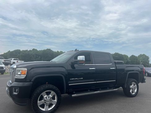 Used 2016 GMC Sierra 2500 Denali w/ Duramax Plus Package AWD/4WD image 23