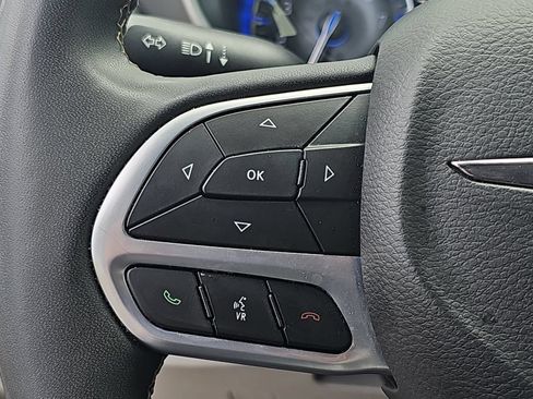 Used 2024 Chrysler Pacifica Touring-L FWD image 16