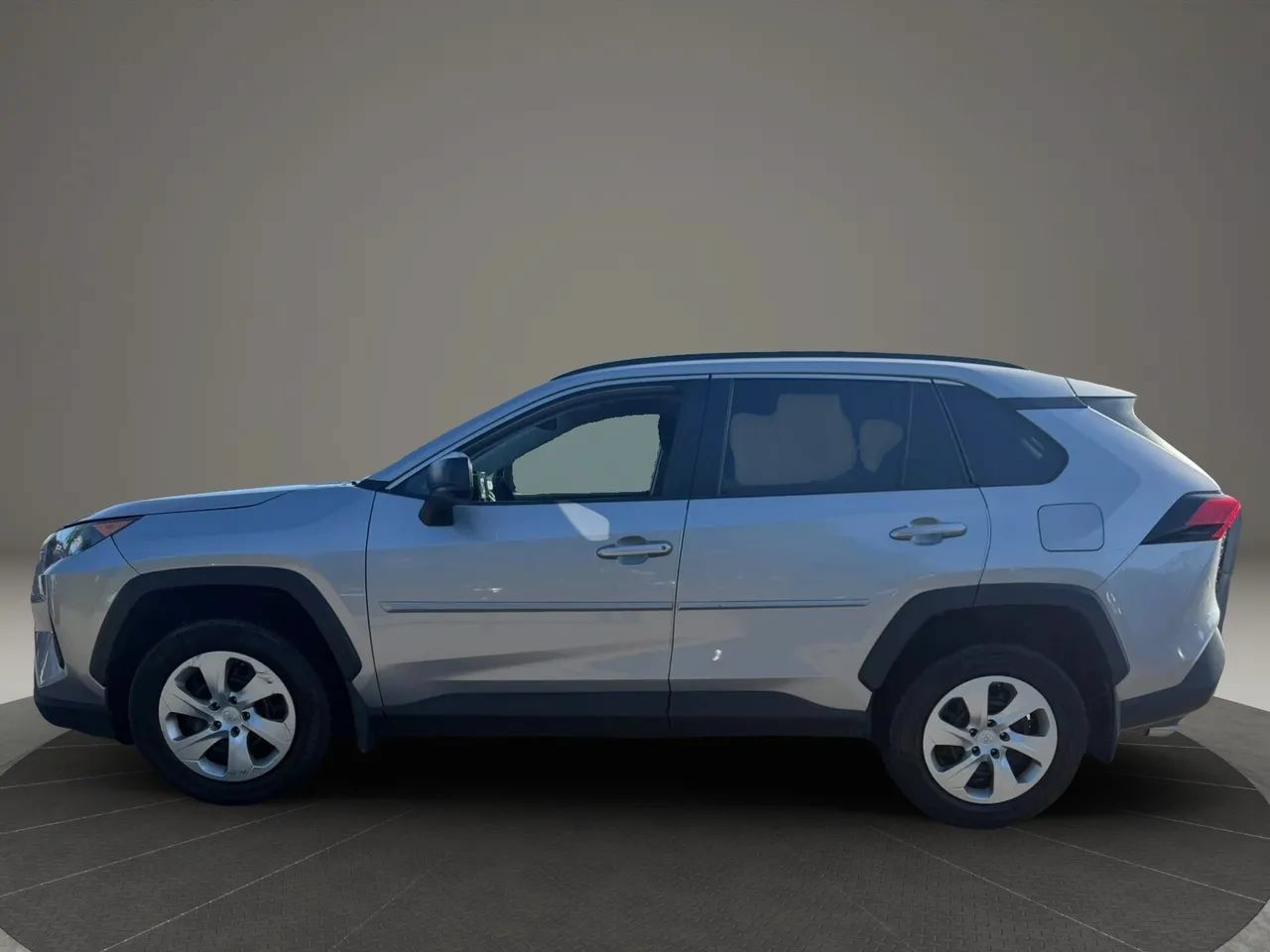 Used 2021 Toyota RAV4 LE AWD/4WD image 8