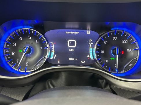 Used 2024 Chrysler Pacifica Touring-L image 24